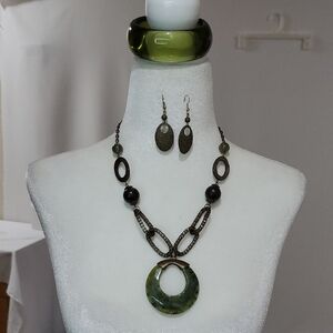 Elegant Green and Gold Necklace 3 Piece Set